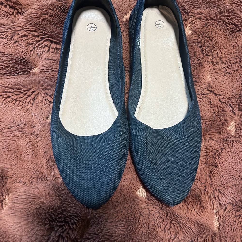 Everyday Pointed-Toe Women's Flats in Black